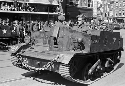 831629 Afbeelding van een Armoured Personnel Carrier (APC) in de Memorial D-Day Parade, in de Potterstraat te Utrecht.